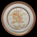 CHINA. Companhia das Índias. Séc. XVIII - Prato em porcelana Cia das Índias na cor sépia com decoração central representando caravela e brasão de Portugal  Paisagem vista de Macau. 24 cm.