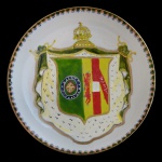 IMPÉRIO BRASILEIRO  China. Companhia das Índias. Séc. XIX  Pequeno Bowl em porcelana Cia das Índias exibindo o Brasão de Armas da Imperatriz Maria Leopoldina da Áustria. O brasão combina elementos da Casa de Habsburgo (Áustria) simbolizando a união de D. Pedro I e a Dona Leopoldina. Retrata a heráldica feminina do arquiduquesa austríaca que se tornou a primeira Imperatriz z do Brasil. 14 cm.