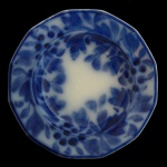 COPELAND. England. Circa 1833 - Prato fundo em louça inglesa do séc. XIX. Apresenta decoração floral e com folhagens, formato dodecagonal (12 lados) que é considerado uma variação mais rara em comparação aos modelos redondos padrão. Peça reproduzida no Encyclopedy of British Pottery Mark