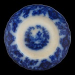 CHARLES MEIGH. England. Circa 1835-1945. Modelo Mogul - Prato em louça inglesa do séc. XIX. Apresenta decoração com elementos decorativos em tons de azul borrão. Marca da manufatura no verso.