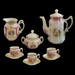 Conjunto para café em porcelana possivelmente alemã. com 9 peças, possivelmente alemão. Apresenta peças com estilo clássico com cenas românticas pintado nos centros e frisos decorativos. a mão. Constando de: bule p/ café, leiteira, açucareiro e três xícaras com pires