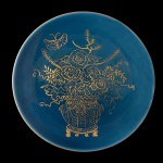CHINA; Séc. XIX - Prato circular em porcelana chinesa brilhante. Design floral com vaso e borboletas em estilo oriental sobre fundo azul cobalto.