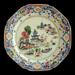 CHINA. Companhia das Índias. Séc. XVIII - Prato em porcelana chinesa, Cia das Índias, de formato oitavado. Apresenta paisagens orientais com arquitetura como pagodes, vegetação e figuras em detalhes minuciosos. Borda decorada com padrões geométricos e florais. 22 cm.