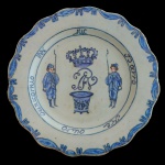 SERVIÇO DOS MENINOS DE PALHAVÃ  Prato em porcelana chinesa da Companhia das Índias. Apresenta uma coroa central, figuras humanas e elementos abstratos em tons de azul. Teria pertencido aos filhos naturais de D. João V. 23 cm. Peça idêntica reproduzido no Livro Louças da Aristocracia no Brasil de Jenny Dreyfus, á pág. 163. Filhos do sexo masculino do Rei D. João V de Portugal (17061750), reconhecidos pelo soberano em documento que firmou em 1742, mas que só foi publicado em 1752, após a sua morte.