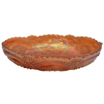 Saladeira oblonga em vidro artístico iridescente conhecido como Carnival Glass. Borda recortada.