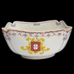 CHINA. Dinastia Qing (1644-1911). Qianlong (1736-1795) - Bowl de formato quadrangular em porcelana chinesa da Companhia das Índias, decorado em policromia de esmaltes da Famille Rose. Bojo abaulado com borda recortada. Apresenta nas laterais armas do Império português, nau de três mastros com Cruzes da Ordem de Cristo e composições florais nas outras duas. Frisos ornados com volutas e estilizações e fundo com pequeno buquê de peônias. 12.5 x 24 cm.