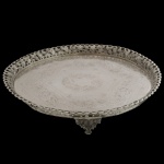 PORTUGAL. Porto. Séc. XIX - Salva de formato circular em prata de lei portuguesa, lavrada e burilada. Contraste da cidade do Porto e marcas do prateiro. 38 cm. Peso 1k452 gramas.