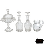 BACCARAT, France. Séc. XX. Modelo Harcout - Conjunto de peças em cristal francês translúcido e facetado da Maison Baccarat. Constando de 38 peças, sendo: 1 compoteira de pé alto (31 x 12 cm), 2 garrafas (26 x 10 cm), 1 jarra para água (16 cm), 30 taças e 4 lavandas. Relação das taças: 6 taças p/ água (19 cm), 16 taças p/ vinho colorida (18 cm), 6 taças p/ vinho tinto (17 cm), 6 taças p/ vinho branco (15 cm), 6 taças p/ champagne (13 cm).