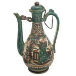 JAPÃO, KUTANI. Séc. XVIII - Jarra de formato piriforme em porcelana japonesa Kutani, decorada em policromia de esmaltes com Shishi e cena de jardim. Bico recurvo e alça lateral rematada à tampa por pequena corrente. Marca da manufatura no verso. 25 x 15 cm.