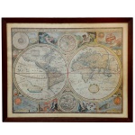 A New and Accurat Map of the World  Litografia a cores, datada de 1651, reunindo as informações dos maiores geógrafos da época. Apresenta rica e farta decoração com personagens, fenômenos naturais, astros, eclipses e esferas. Meados do séc. XVII. Moldura em madeira. 40 x 50 cm (MI). 43 x 55 cm (ME). Marcas de oxidação.