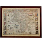 Africae  Nova Deferiptio, Auct: Guiljelmo Blaeuw. (Autor conhecido também pelo seu nome original holandês de Willem Janszoon Blaeu) - Gravura a cores, muito bem detalhada e ricamente ilustrada. Esta é provavelmente a 2a edição, publicada em Amsterdam, cerca 1640. Moldura em madeira. 40 x 50 cm (MI). 44 x 55 cm (ME). Marcas de oxidação.
