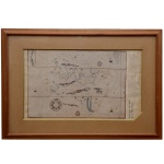 Ilustração a cores representando América do Sul - Johan Martines. Apresenta mapa, ladeado por texto informativo com os dizeres, ...o mapa aqui reproduzido é a quarta carta de um atlas de 1582 encadernado em marroquim, e existente da Biblioteca do Arsenal em Paris. 42 x 25 cm (MI). 58 x 41 cm (ME). Moldura em madeira. No estado. Manchas de oxidação.