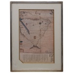 Ilustração a cores representando Mapa Múndi de Bartolomeu Velho. Apresenta mapa, ladeado por texto informativo com os dizeres, ...esta é a parte sul-americana do Mapa Múndi de Bartolomeu Velho, feito em Lisboa em 1561....o original deste mapa encontra-se hoje no Museu Naval de La Spezia. 25 x 42 cm (MI). 40 x 56 cm (ME). Moldura em madeira. No estado. Manchas de oxidação.