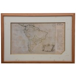 Ilustração a cores representando America Meridionale. Apresenta mapa, ladeado por texto informativo com os dizeres, ...este mapa de Guglielmo Sansone, geógrafo de S.M.Louis XIV, rei da França, fazia parte do Atlas Mercúrio Geografico, publicado em Roma no ano de 1677. 25 x 42 cm (MI). 42 x 58 cm (ME). Moldura em madeira. No estado. Manchas de oxidação.