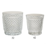 Conjunto de copos em vidro translucido e apresentando decoração conhecida como bico de jaca.  32 (7 x 7 cm)  e 42 menores (7 x 6 cm).