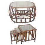 Conjunto de mesas com estruturas em bambu, com plateaux em palhinha trançada sob tampos em vidro. Constando de 3 mesinhas nicho, com pernas retas realçadas por montantes verticais.(54 x 50 x 50 cm  / 47 x 38 x 38 cm / 40 x 25 x 25 cm).Acompanha mesa de centro de formato oval, apoiada em laterais arqueadas e ornadas por hastes recurvas e adornos circulares na base. (50 x 76 x 50 cm). Marcas de uso e do tempo.