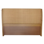 Cabeceira de cama de casal de formato retangular levemente arqueada. Parte superior forrada em palhinha trançada. 120 x 170 cm.