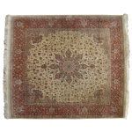 Tapete Oriental com desenho Persa medindo 201 x 187 cm.