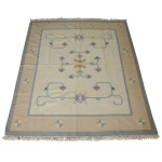 Tapete moderno medindo 235 x 201 cm.