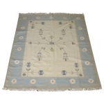 Tapete moderno medindo 241 x 108 cm.