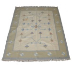 Tapete moderno medindo 240 x 200 cm.