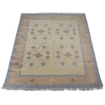 Tapete moderno medindo 240 x 205 cm.