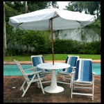 Lote constando de: 1 Mesa para área externa com 4 cadeiras (93 x 62 x 57 cm) e 1 ombrelone (226 x 239 cm). Peças em bom estado. Este lote encontra-se na casa do comitente no Alto da Boa Vista, SP. A retirada deverá ser agendado previamente com o nosso escritório no telefone 11.5044.1228.