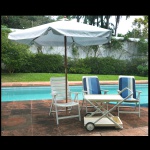 Lote para área externa constando de: 3 cadeiras (93 x 62 x 57 cm), 1 ombrelone (226 x 239 cm  acondicionado na caixa / em bom estado. e 1 carrinho (82 x 100 x 54 cm). Sinais de uso e do tempo. Este lote encontra-se na casa do comitente no Alto da Boa Vista, SP. A retirada deverá ser agendado previamente com o nosso escritório no telefone 11.5044.1228.