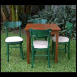 Lote constando de: 2 mesas quadrada em madeira e 4 cadeiras em madeira pintadas de verde. 78 x 70 x 70 cm / 82 x 40 x 37 cm. Sinais de uso e do tempo. Este lote encontra-se na casa do comitente no Alto da Boa Vista, SP. A retirada deverá ser agendado previamente com o nosso escritório no telefone 11.5044.1228.