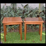 2 mesas quadradas em madeira.  Uma delas com pé ruido. 78 x 70 x 70 cm Este lote encontra-se na casa do comitente no Alto da Boa Vista, SP. A retirada deverá ser agendado previamente com o nosso escritório no telefone 11.5044.1228.