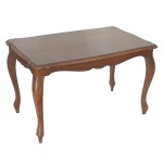 Mesa de centro de estilo chippendale de formato retangular. Apresenta design clássico caracterizado por pernas curvas do tipo cabriolet e bordas do tampo ondulados. 46 x 18 x 46 cm. Apresenta tampo com manchas. Sinais de uso e do tempo.