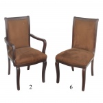 Conjunto de 8 cadeiras de estilo clássico. Apresenta estrutura em madeira nobre com estofamento em tecido (veludo), sendo endo 2 com braços (95 x 52 x 42 cm) e 6 sem braços (97 x 48 x 43 cm). Este lote encontra-se na casa do comitente no Alto da Boa Vista, SP. A retirada deverá ser agendado previamente com o nosso escritório no telefone 11.5044.1228.