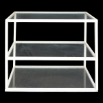 Aparador com estrutura aberta em metal pintado de branco,  com prateleiras de vidro. branco. 80 x 100 x 45 cm.