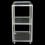 Aparador com estrutura aberta em aço e prateleiras de vidro. Apoiado em rodinhas. 85 x 40 x 40 cm.