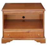 Rack para TV de estilo clássico em madeira maciça. Apresenta um acabamento em verniz que valoriza os veios naturais da madeira. Nicho central aberto para aparelhos eletrônicos e uma gaveta inferior com puxadores em metal amarelo. 61 x 70 x 45 cm.