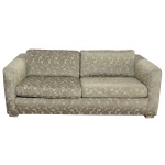 Sofá de dois lugares com estrutura em madeira. Estofado em tons de verde e padronagem floral. Sinais de uso e do tempo. Este lote encontra-se na casa do comitente no Alto da Boa Vista, SP. A retirada deverá ser agendado previamente com o nosso escritório no telefone 11.5044.1228.