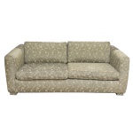 Sofá de dois lugares com estrutura em madeira. Estofado em tons de verde e padronagem floral. Sinais de uso e do tempo. Este lote encontra-se na casa do comitente no Alto da Boa Vista, SP. A retirada deverá ser agendado previamente com o nosso escritório no telefone 11.5044.1228.