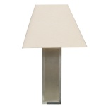 Luminária de mesa de estilo Hollywood Regency. Base metálica espelhada de linhas retas. Cúpula de tecido. 80 cm (MT). 44 x 15 x 15 cm. 35 x 45 cm (cúpula)