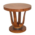 Mesa lateral de estilo Art Deco em madeira nobre com acabamento polido. Apresenta tampo circular apoiado em pernas curvas estruturadas valorizando os veios da madeira, e que se conectam a uma base sólida Séc. XX  70 x 75 cm.