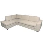 Sofá de canto modular com estrutura em madeira. Design minimalista e linhas retas. Estofado em tecido de tons neutros. Bom estado de conservação. Este lote encontra-se na casa do comitente no Alto da Boa Vista, SP. A retirada deverá ser agendado previamente com o nosso escritório no telefone 11.5044.1228.