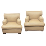 Par de poltronas de design quadrado com estrutura em madeira e robustos, que reforça a estética moderna. Estofado em tecido de cor neutra. 82 x 86 x 82 cm. Este lote encontra-se na casa do comitente no Alto da Boa Vista, SP. A retirada deverá ser agendado previamente com o nosso escritório no telefone 11.5044.1228.