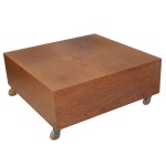 Mesa de centro quadrada em madeira com um design minimalista e robusto que se assemelha a um bloco solido. Possui rodízios para facilitar a movimentação no ambiente. 37 x 85 x 87 cm. Sinais de uso e do tempo. Este lote encontra-se na casa do comitente no Alto da Boa Vista, SP. A retirada deverá ser agendado previamente com o nosso escritório no telefone 11.5044.1228.