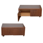 Par de mesas de formato retangular e linhas retas. Desiggn minimalista e funcional tendo na parte frontal portas para armazenamento. Possui rodízios para facilitar a movimentação no ambiente. 36 x 80 x 43 cm. Uma delas faltando pedacinho da folha. Sinais de uso e do tempo. Este lote encontra-se na casa do comitente no Alto da Boa Vista, SP. A retirada deverá ser agendado previamente com o nosso escritório no telefone 11.5044.1228.