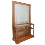 Estante clássica com estrutura em madeira clara para hall de entrada.  Parte superior com espelho e prateleiras de vidro. 200 x 121 cm (MT). 80 x 113 x 33 cm (parte inferior). Este lote encontra-se na casa do comitente no Alto da Boa Vista, SP. A retirada deverá ser agendado previamente com o nosso escritório no telefone 11.5044.1228.