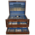 ASM LUX  Belíssimo faqueiro em metal prateado francês com cabos recortados e ornados em leve relevo por bordas filetadas e adornos florais, rematados por folhagens nas extremidades. Marcas da manufatura ASM, modelo LUX e lâminas das facas com a marca Paris. Acompanha bela caixa em madeira, esculpida e ornada por almofadas, com frente apresentando par de gavetas superpostas, tampo reclinável e forração interna azul. Constando: 139 peças, sendo:12 garfos grandes, 12 facas grandes, 12 colheres p/ sopa, 12 garfos p/ sobremesa, 12 facas p/ sobremesa, 12 colheres p/ sobremesa, 12 garfos p/ peixe, 12 facas p/ peixe, 12 garfos p/ ostra, 12 colheres p/ chá e 12 colheres de café e 7 peças p/ servir. 30 x 52 x 44 cm (estojo em madeira). Bom estado de conservação.