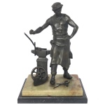 Escultura em petit bronze patinado, representando ferreiro no seu ofício, de pé sobre base retangular. Peanha em mármore bege. 35 x 24 x 20 cm. Peça lateral solta, necessitando de restauro.