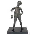 Escultura em petit bronze patinado, representando menino camponês segurando seus sapatos nas mãos. 42 cm (MT). 26 x 20 cm base.