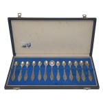Conjunto de colheres para café em metal prateado da manufatura Magna Prata 99, com trabalho nos cabos. Constando de 12 colheres p/ café e 1 colher para açúcar.