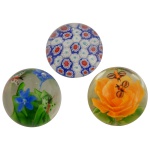 Lote constando de 3 pesos de papel em cristal apresentando decoração diferenciadas. 6 x 7 cm / 4 x 7 cm.