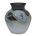 Vaso bojudo e decorativo em cerâmica policromada frequentemente apresentando acabamentos vitrificados ou esmaltados. Exibe um degradê que vai de um azul profundo no topo até um tom esverdeado na base, decorado com motivos geométricos e orgânicos. 27 x 23 cm.